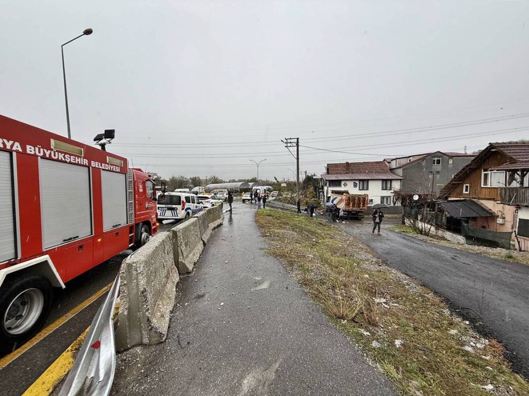 Kamyon, Trabzonspor armalı eve bodoslama girdi! Facianın eşiğinden dönüldü 2